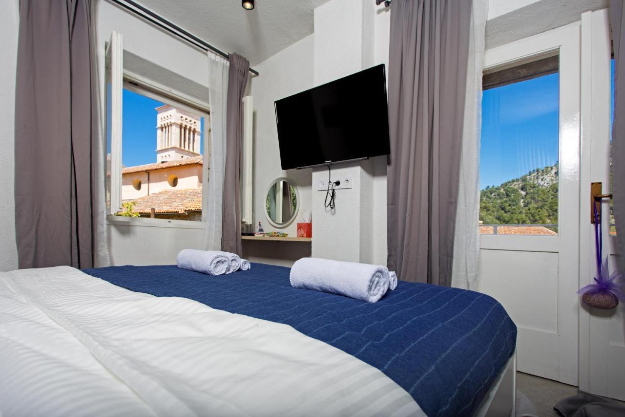 Apartment And Studios Happy Place Hvar Town Eksteriør billede